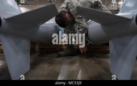 Navigant de première classe Landon Gonzales, 2e Escadron de munitions munitions classiques, membre de l'équipage vers le bas une queue vis sur une bombe Appareil factice-56 à Base aérienne de Barksdale, en Louisiane, le 30 janvier 2017. L'EDR-56 est une bombe inerte que la formation est d'environ 2 000 livres de béton. (U.S. Air Force photo par un membre de la 1re classe Tessa B. Corrick) Banque D'Images