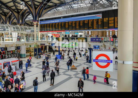 Liverpool Street, London, UK - 6 Avril 2018 : le grand hall de la station Liverpool Street avec un signe en premier plan Banque D'Images