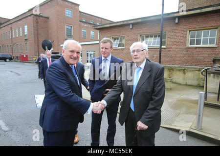 L'ancien Premier Ministre M. Ahern rejoint le SDLP Seamus Mallon à Queen's University Belfast, mardi, Avril 10th, 2018. Marques mardi 20 ans puisque les politiciens de l'Irlande du Nord et les gouvernements britannique et irlandais ont accepté ce qui est devenu connu comme l'Accord du Vendredi Saint. Il a été l'aboutissement d'un processus de paix qui a tenté de mettre fin à 30 ans de l'ennuis. Sur deux décennies, l'Assemblée d'Irlande du Nord est suspendu dans une atmosphère amère entre les deux principaux partis. Banque D'Images