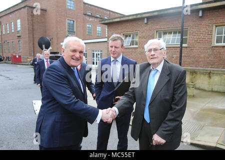 L'ancien Premier Ministre M. Ahern rejoint le SDLP Seamus Mallon à Queen's University Belfast, mardi, Avril 10th, 2018. Marques mardi 20 ans puisque les politiciens de l'Irlande du Nord et les gouvernements britannique et irlandais ont accepté ce qui est devenu connu comme l'Accord du Vendredi Saint. Il a été l'aboutissement d'un processus de paix qui a tenté de mettre fin à 30 ans de l'ennuis. Sur deux décennies, l'Assemblée d'Irlande du Nord est suspendu dans une atmosphère amère entre les deux principaux partis. Banque D'Images