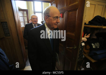 L'ancien Premier Ministre M. Ahern suit le sénateur George J. Mitchell à l'Université Queen's de Belfast, le mardi, 10 avril 2018. Marques mardi 20 ans puisque les politiciens de l'Irlande du Nord et les gouvernements britannique et irlandais ont accepté ce qui est devenu connu comme l'Accord du Vendredi Saint. Il a été l'aboutissement d'un processus de paix qui a tenté de mettre fin à 30 ans de l'ennuis. Sur deux décennies, l'Assemblée d'Irlande du Nord est suspendu dans une atmosphère amère entre les deux principaux partis. Banque D'Images