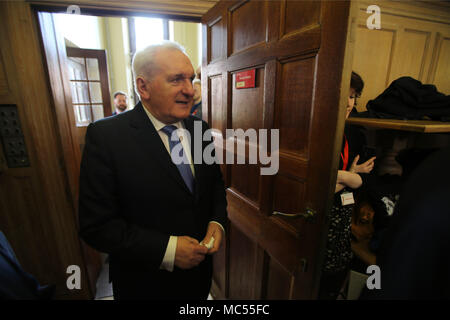 L'ancien Premier Ministre M. Ahern suit le sénateur George J. Mitchell à l'Université Queen's de Belfast, le mardi, 10 avril 2018. Marques mardi 20 ans puisque les politiciens de l'Irlande du Nord et les gouvernements britannique et irlandais ont accepté ce qui est devenu connu comme l'Accord du Vendredi Saint. Il a été l'aboutissement d'un processus de paix qui a tenté de mettre fin à 30 ans de l'ennuis. Sur deux décennies, l'Assemblée d'Irlande du Nord est suspendu dans une atmosphère amère entre les deux principaux partis. Banque D'Images