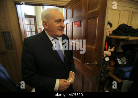 L'ancien Premier Ministre M. Ahern suit le sénateur George J. Mitchell à l'Université Queen's de Belfast, le mardi, 10 avril 2018. Marques mardi 20 ans puisque les politiciens de l'Irlande du Nord et les gouvernements britannique et irlandais ont accepté ce qui est devenu connu comme l'Accord du Vendredi Saint. Il a été l'aboutissement d'un processus de paix qui a tenté de mettre fin à 30 ans de l'ennuis. Sur deux décennies, l'Assemblée d'Irlande du Nord est suspendu dans une atmosphère amère entre les deux principaux partis. Banque D'Images