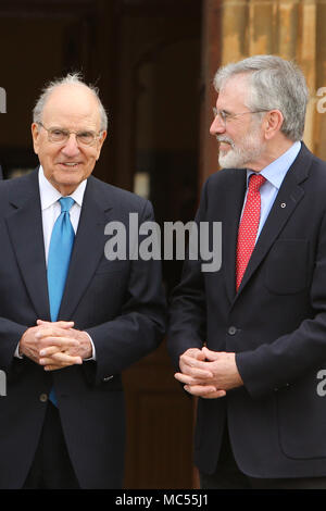 L'ancien sénateur George Mitchell des blagues avec l'ancien leader du Sinn Fein Gerry Adams lors d'un appel en dehors de la photo à l'Université Queen's de Belfast, le mardi, 10 avril 2018. Marques mardi 20 ans puisque les politiciens de l'Irlande du Nord et les gouvernements britannique et irlandais ont accepté ce qui est devenu connu comme l'Accord du Vendredi Saint. Il a été l'aboutissement d'un processus de paix qui a tenté de mettre fin à 30 ans de l'ennuis. Sur deux décennies, l'Assemblée d'Irlande du Nord est suspendu dans une atmosphère amère entre les deux principaux partis. Banque D'Images