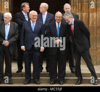 L'ancien sénateur George Mitchell des blagues avec l'ancien leader du Sinn Fein Gerry Adams lors d'un appel en dehors de la photo à l'Université Queen's de Belfast, le mardi, 10 avril 2018. Marques mardi 20 ans puisque les politiciens de l'Irlande du Nord et les gouvernements britannique et irlandais ont accepté ce qui est devenu connu comme l'Accord du Vendredi Saint. Il a été l'aboutissement d'un processus de paix qui a tenté de mettre fin à 30 ans de l'ennuis. Sur deux décennies, l'Assemblée d'Irlande du Nord est suspendu dans une atmosphère amère entre les deux principaux partis. Banque D'Images