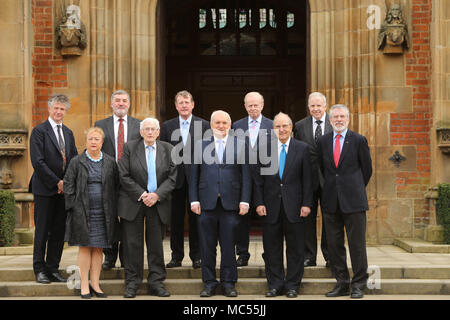 Jonathan Powell, Lord John Alderdice, Lord David Trimble, Sir Reg Empey, Paul Murphy (rangée arrière de gauche à droite) & Monica McWilliams, Seamus Mallon, ancien Premier Ministre M. Ahern, le sénateur George J. Mitchell, Gerry Adams posent pour une photo à l'extérieur à l'Université Queen's de Belfast, le mardi, 10 avril 2018. Marques mardi 20 ans puisque les politiciens de l'Irlande du Nord et les gouvernements britannique et irlandais ont accepté ce qui est devenu connu comme l'Accord du Vendredi Saint. Il a été l'aboutissement d'un processus de paix qui a tenté de mettre fin à 30 ans de l'ennuis. Sur deux décennies, l'Assemblée d'Irlande du Nord est su Banque D'Images