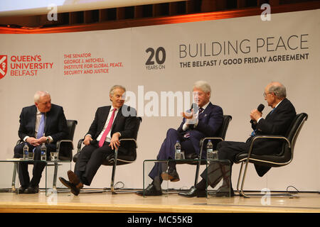 L'ancien Premier Ministre M. Ahern, ancien Premier ministre britannique Tony Blair et l'ancien sénateur américain George Mitchell à l'écoute de l'ancien président américain Bill Clinton à l'Université Queen's de Belfast, le mardi, 10 avril 2018. Marques mardi 20 ans puisque les politiciens de l'Irlande du Nord et les gouvernements britannique et irlandais ont accepté ce qui est devenu connu comme l'Accord du Vendredi Saint. Il a été l'aboutissement d'un processus de paix qui a tenté de mettre fin à 30 ans de l'ennuis. Sur deux décennies, l'Assemblée d'Irlande du Nord est suspendu dans une atmosphère amère entre les deux principaux partis. Banque D'Images