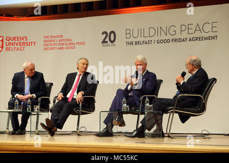 L'ancien Premier Ministre M. Ahern, ancien Premier ministre britannique Tony Blair et l'ancien sénateur américain George Mitchell à l'écoute de l'ancien président américain Bill Clinton à l'Université Queen's de Belfast, le mardi, 10 avril 2018. Marques mardi 20 ans puisque les politiciens de l'Irlande du Nord et les gouvernements britannique et irlandais ont accepté ce qui est devenu connu comme l'Accord du Vendredi Saint. Il a été l'aboutissement d'un processus de paix qui a tenté de mettre fin à 30 ans de l'ennuis. Sur deux décennies, l'Assemblée d'Irlande du Nord est suspendu dans une atmosphère amère entre les deux principaux partis. Banque D'Images