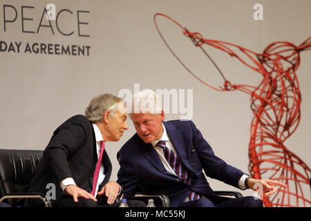 L'ancien Premier ministre britannique Tony Blair et l'ancien président américain Bill Clinton à l'Université Queen's de Belfast, le mardi, 10 avril 2018. Marques mardi 20 ans puisque les politiciens de l'Irlande du Nord et les gouvernements britannique et irlandais ont accepté ce qui est devenu connu comme l'Accord du Vendredi Saint. Il a été l'aboutissement d'un processus de paix qui a tenté de mettre fin à 30 ans de l'ennuis. Sur deux décennies, l'Assemblée d'Irlande du Nord est suspendu dans une atmosphère amère entre les deux principaux partis. Banque D'Images