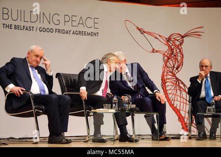 L'ancien Premier ministre britannique Tony Blair et l'ancien président américain Bill Clinton à l'Université Queen's de Belfast, le mardi, 10 avril 2018. Marques mardi 20 ans puisque les politiciens de l'Irlande du Nord et les gouvernements britannique et irlandais ont accepté ce qui est devenu connu comme l'Accord du Vendredi Saint. Il a été l'aboutissement d'un processus de paix qui a tenté de mettre fin à 30 ans de l'ennuis. Sur deux décennies, l'Assemblée d'Irlande du Nord est suspendu dans une atmosphère amère entre les deux principaux partis. Banque D'Images