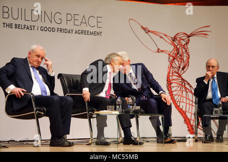 L'ancien Premier ministre britannique Tony Blair et l'ancien président américain Bill Clinton à l'Université Queen's de Belfast, le mardi, 10 avril 2018. Marques mardi 20 ans puisque les politiciens de l'Irlande du Nord et les gouvernements britannique et irlandais ont accepté ce qui est devenu connu comme l'Accord du Vendredi Saint. Il a été l'aboutissement d'un processus de paix qui a tenté de mettre fin à 30 ans de l'ennuis. Sur deux décennies, l'Assemblée d'Irlande du Nord est suspendu dans une atmosphère amère entre les deux principaux partis. Banque D'Images