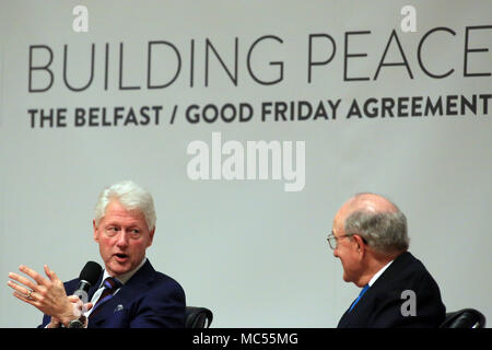 L'ancien président américain Bill Clinton parle aux côtés de l'ancien sénateur George Mitchell à l'Université Queen's de Belfast, le mardi, 10 avril 2018. Marques mardi 20 ans puisque les politiciens de l'Irlande du Nord et les gouvernements britannique et irlandais ont accepté ce qui est devenu connu comme l'Accord du Vendredi Saint. Il a été l'aboutissement d'un processus de paix qui a tenté de mettre fin à 30 ans de l'ennuis. Sur deux décennies, l'Assemblée d'Irlande du Nord est suspendu dans une atmosphère amère entre les deux principaux partis. Banque D'Images