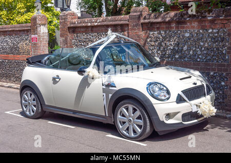 Une Mini Cooper S Cabriolet décoré comme une voiture de mariage, High Street, Hurley, Berkshire, Angleterre, Royaume-Uni Banque D'Images