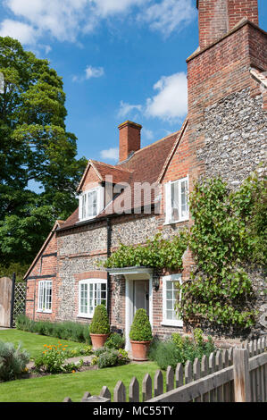 Chalet et jardin silex période , Hambleden, Buckinghamshire, Angleterre, Royaume-Uni Banque D'Images