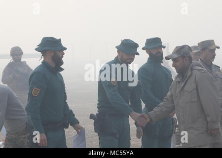 Un diplômé de l'Iraquien 3ème itération de la garde-frontière dans une boîte, serre la main de Guardia Civil espagnole instructeurs à la gamme Besmaya complexe, l'Iraq, le 31 janvier 2018. Plus de 74 membres de la Coalition se sont engagés à l'objectif d'éliminer la menace posée par ISIS en Iraq et la Syrie et ont contribué à divers titres à l'effort. (U.S. Army photo par le Sgt. Horace Murray) Banque D'Images