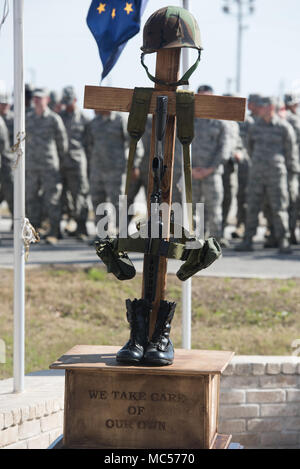 Anciens combattants Survivants qui ont fait partie de l'Offensive du Têt (janv. 31, 1968) et leurs proches réunis pour une cérémonie de commémoration et la présentation de la Croix de combat pour les forces de sécurité au Musée Joint Base San Antonio Lackland-, au Texas le 31 janvier 2018. Orateur invité Col Bernie DeNisio (Police de sécurité à la retraite), Silver Star destinataire a parlé sur les événements de cette opération et comment il a changé le cours de l'histoire. (U.S. Air Force photo par Andrew C. Patterson) Banque D'Images