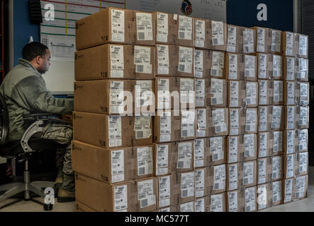 Rimer ou ramer Navigant de première classe, 707e Escadron des communications Miller système client, technicien dans les journaux récemment acquis des ordinateurs qui seront configurés pour les réseaux de l'Armée de l'air le 9 janvier 2018 à Fort George G. Meade, Maryland. Le 707e CS, aligné sous la 70e Renseignement, Surveillance et Reconnaissance Wing, prend en charge plus de 5 700 membres du personnel international et 57 missions de l'Agence de sécurité nationale avec leurs 230 'Thunder Guerriers.' (U.S. Air Force photo/Le s.. Alexandre Montes) Banque D'Images