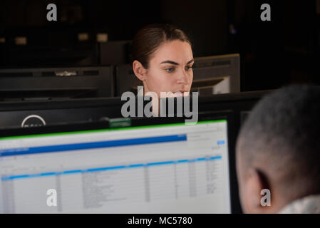 Bouton Amanda Navigant de première classe, 707e Escadron des communications, technicien système client lit les questions de l'utilisateur et crée un bon de travail 8 Janvier 2018 billets, au Fort George G. Meade, Maryland. Le 707e CS, aligné sous la 70e Renseignement, Surveillance et Reconnaissance Wing, prend en charge plus de 5 700 membres du personnel international et 57 missions de l'Agence de sécurité nationale avec leurs 230 'Thunder Guerriers.' (U.S. Air Force photo/Le s.. Alexandre Montes) Banque D'Images