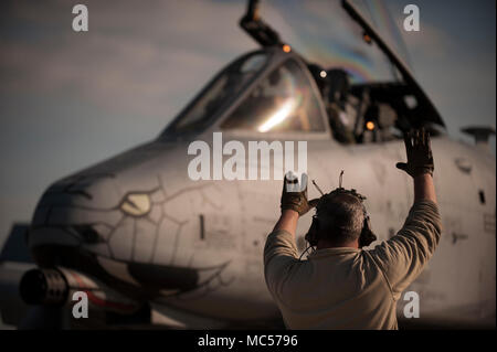 Le s.. S'Lowe, 122e Chef d'équipe de maintenance des aéronefs, 122e Escadre de chasse, Fort Wayne, Ind., marshals un A-10C Warthog "Avions" après une mission au cours de l'opération Guardian Blitz, Jan 31, 2018, à la base aérienne MacDill, Floride Opération Guardian a fourni une formation Blitz l'occasion de mettre en pratique nos compétences de base de l'appui aérien rapproché de l'avant, contrôle de l'air et de recherche et sauvetage de combat dans un environnement mixte. Le Blacksnakes la 122e Escadre de chasse et notre 163e Escadron de chasse train constamment afin de s'assurer que nos membres sont toujours prêts à défendre la nation. (U.S. Air National Guard Banque D'Images