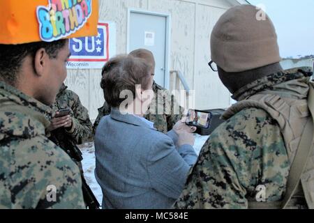 Ellie Hazlett Centre A L Uso Wisconsin Montre Une Video De Marines Avec La 2eme Aile