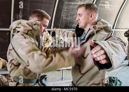 Airman Senior Chase Collin, 23e Escadron de maintenance d'aéronef fossiles en systèmes aéronautiques, gauche, effectue un contrôle sur l'ami d'un membre de la 1re classe Braxton James, 23d de l'Escadron de maintenance des aéronefs, spécialiste de la propulsion, le 1 février 2018, à Moody Air Force Base, Ga. aviateurs ont participé à une substance chimique, biologique, radiologique et nucléaire Défense (CBRNE) Classe de mieux les préparer à lutter contre les attaques de l'ennemi tout en les familiarisant avec la posture de protection d'une mission (MOPP). (Photo de l'Armée de l'air par l'Aviateur Eugène Oliver) Banque D'Images