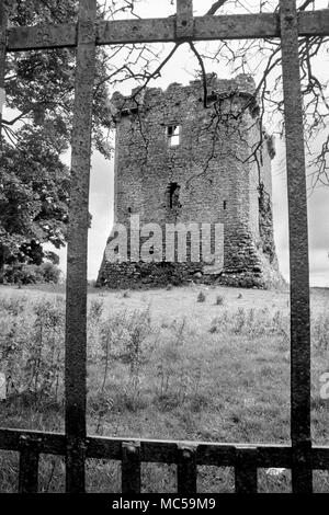 Abandon du château irlandais à Shrule, en Irlande. Photo en noir et blanc prise en Irlande avec le film pour diapositives Scalia BW. Banque D'Images