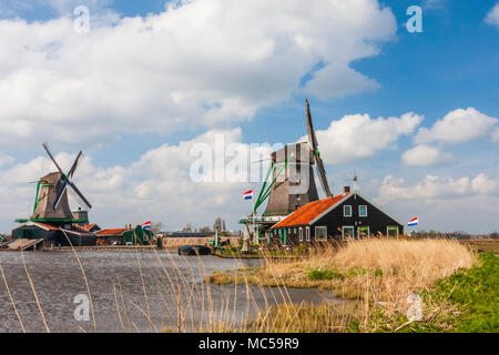 Moulins à vent de Zaanse Schans, à park et musée en Hollande du Nord, aux Pays-Bas. Ce parc et musée est un effort national pour préserver La Holland's Banque D'Images