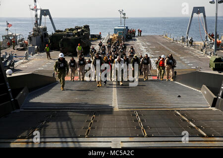 BASE NAVALE DE FUJAIRAH, Émirats Arabes Unis (janvier 1985). 24, 2018) Les membres de l'américains, australiens, britanniques et Emirats Arabes Unis' forces armées reçoivent une visite de l'USNS Seay (T-AKR 302) pendant l'exercice Furie indigènes 18. L'exercice est conçu pour former les Marine-Air Terrain Force-Native Tâche Fury Marines et marins de la Marine américaine dans les opérations de la force et de prépositionnement maritime vise à accroître la compétence, étendre les niveaux de coopération, de renforcer les capacités maritimes, et à promouvoir la stabilité régionale à long terme et l'interopérabilité entre les Émirats arabes unis et les États-Unis (É.-U. Marine Corps pho Banque D'Images