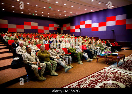 BASE NAVALE DE FUJAIRAH, Émirats Arabes Unis (janvier 1985). 24, 2018) Les membres de l'américains, australiens, britanniques, et les forces armées des Émirats arabes unis pour écouter un exposé tenu pour visiteurs distingués dans le cadre des 18 Fury. L'exercice est conçu pour former les Marine-Air Terrain Force-Native Tâche Fury Marines et marins de la Marine américaine dans les opérations de la force et de prépositionnement maritime vise à accroître la compétence, étendre les niveaux de coopération, de renforcer les capacités maritimes, et à promouvoir la stabilité régionale à long terme et l'interopérabilité entre les Émirats arabes unis et les États-Unis (É.-U. Marine Corp Banque D'Images