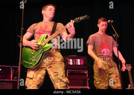 Roger SFC Kirchner rocks 'Tous les petite chose' par Blink 182 à Smith-Cotton Sedalia High School le 25 janvier 2018. Kirchner fournit également chant en plus de ses compétences de guitare. Banque D'Images