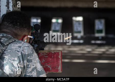 Navigant de première classe Christian Steele, 2e Escadron des Forces de sécurité, l'Aviateur de pousses durant chaque année un M4 carbine qualification à base aérienne de Barksdale, en Louisiane, le 31 janvier 2018. Les aviateurs des forces de sécurité doit être admissible annuellement sur plusieurs armes, y compris la M4 Carbine et Berreta M9 pistolet. (U.S. Photo de l'Armée de l'air par la Haute Airman Luc Hill) Banque D'Images