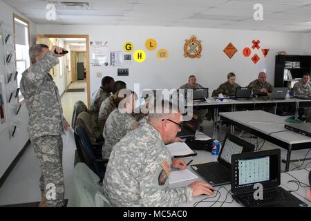 Les élèves et les instructeurs de terminer un projet dans le cours avancé 89B, un cours donné par le 13e bataillon du 100e régiment, le 16 janvier 2018, à Fort McCoy, Wisconsin (Etats-Unis), la 13e, 100e est un bataillon d'artillerie qui offre de la formation et du soutien à la formation des soldats dans les spécialités professionnelles militaires - maintenance série. L'unité, aligné sous la 3e Brigade, 94e Division du 80e commandement de l'instruction, a été de Fort McCoy depuis environ 1995. (U.S. Photo de l'Armée de Scott T. Sturkol, Public Affairs Office, Fort McCoy, Wisconsin) Banque D'Images