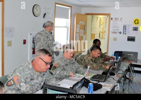 Les élèves et les instructeurs de terminer un projet dans le cours avancé 89B, un cours donné par le 13e bataillon du 100e régiment, le 16 janvier 2018, à Fort McCoy, Wisconsin (Etats-Unis), la 13e, 100e est un bataillon d'artillerie qui offre de la formation et du soutien à la formation des soldats dans les spécialités professionnelles militaires - maintenance série. L'unité, aligné sous la 3e Brigade, 94e Division du 80e commandement de l'instruction, a été de Fort McCoy depuis environ 1995. (U.S. Photo de l'Armée de Scott T. Sturkol, Public Affairs Office, Fort McCoy, Wisconsin) Banque D'Images