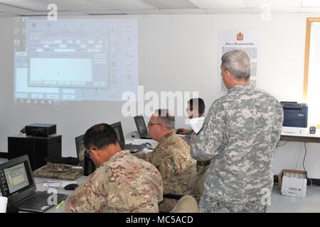 Les élèves et les instructeurs de terminer un projet dans le cours avancé 89B, un cours donné par le 13e bataillon du 100e régiment, le 16 janvier 2018, à Fort McCoy, Wisconsin (Etats-Unis), la 13e, 100e est un bataillon d'artillerie qui offre de la formation et du soutien à la formation des soldats dans les spécialités professionnelles militaires - maintenance série. L'unité, aligné sous la 3e Brigade, 94e Division du 80e commandement de l'instruction, a été de Fort McCoy depuis environ 1995. (U.S. Photo de l'Armée de Scott T. Sturkol, Public Affairs Office, Fort McCoy, Wisconsin) Banque D'Images