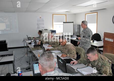 Les élèves et les instructeurs de terminer un projet dans le cours avancé 89B, un cours donné par le 13e bataillon du 100e régiment, le 16 janvier 2018, à Fort McCoy, Wisconsin (Etats-Unis), la 13e, 100e est un bataillon d'artillerie qui offre de la formation et du soutien à la formation des soldats dans les spécialités professionnelles militaires - maintenance série. L'unité, aligné sous la 3e Brigade, 94e Division du 80e commandement de l'instruction, a été de Fort McCoy depuis environ 1995. (U.S. Photo de l'Armée de Scott T. Sturkol, Public Affairs Office, Fort McCoy, Wisconsin) Banque D'Images