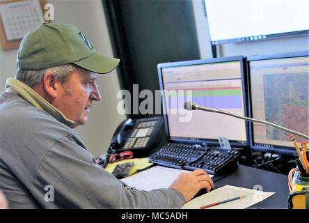 Technicien contrôle de la gamme Mark s'entretenir avec la Direction des plans, la formation, la mobilisation et la sécurité travaille au bureau d'incendie le 16 janvier 2018, à Fort McCoy, Wisconsin Le 24, la communication avec les unités en utilisant l'éventail complexe ainsi que l'éventail d'entretien et les autres personnel dans l'ensemble de 46 000 hectares de zones d'entraînement sur Fort McCoy. (U.S. Photo de l'Armée de Scott T. Sturkol, Public Affairs Office, Fort McCoy, Wisconsin) Banque D'Images