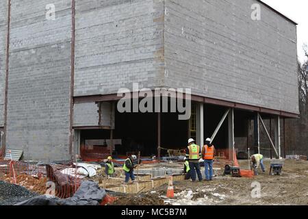 La construction de la 20e d'armes chimiques, biologiques, radiologiques, nucléaires, des explosifs (CBRNE) siège de commande continue sur le GAP Nord. Les équipes de construction installation de ponceaux en face de la baie élevée pour la construction de 5016. Banque D'Images