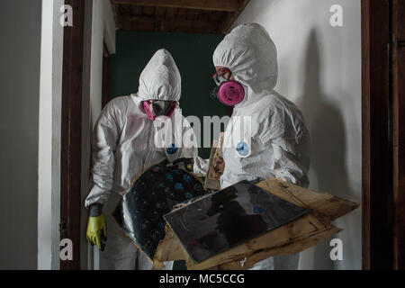 HUMACAO, Puerto Rico, le 26 janvier 2018 -Les membres d'AmeriCorps Trouver des articles personnels tout en effectuant un nettoyage des débris dans une résidence à Humacao. Les organismes bénévoles et l'Organisation des réparations (Valor) programme en partenariat avec la FEMA a fournir le matériel et le personnel nécessaires pour faire les réparations temporaires qui permettent aux survivants de rentrer chez eux après une catastrophe naturelle. Eduardo Martinez/FEMA Banque D'Images