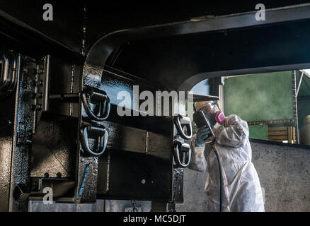 Masakazu Miyazato, 18e Escadron de préparation logistique technicien de réparation carrosserie, applique une sous-couche de protection sur une remorque, le 3 avril 2018, à Kadena Air Base, au Japon. Les véhicules que l'18e rl maintient sont utilisés pour la sécurité, la construction, et les opérations quotidiennes. (U.S. Air Force photo par Naoto Anazawa) Banque D'Images