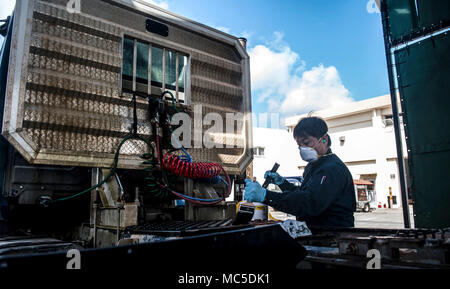 Hiroshi Kyan, 18e Escadron de préparation logistique technicien en réparation de dommages de l'aérodrome, applique une sous-couche de protection sur une remorque, le 3 avril 2018, à Kadena Air Base, au Japon. L'inspection et la réparation de la flotte de véhicules est un travail continu d'assurer tous les actifs sont maintenus pour la mission. (U.S. Air Force photo par Naoto Anazawa) Banque D'Images