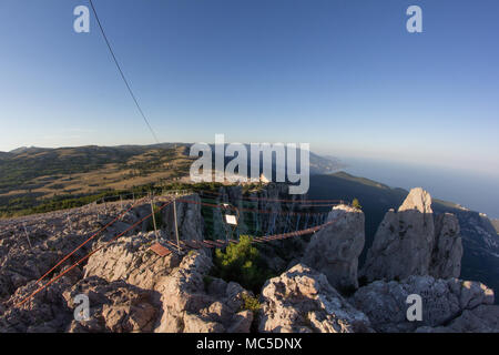 Le téléphérique sur le haut de la péninsule de Crimée montagne Ai-Petri. Magnifique vue sur le paysage de montagne. Banque D'Images