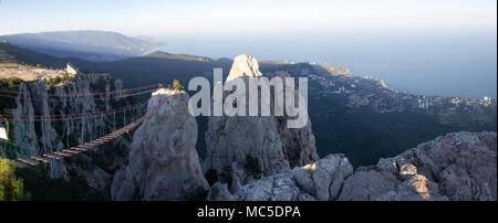 Le téléphérique sur le haut de la péninsule de Crimée montagne Ai-Petri et une vue magnifique sur la ville. Paysage. Banque D'Images