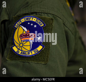 Un 3e Escadron de transport aérien patch de l'unité est indiquée sur l'uniforme d'un aviateur pendant le transport de la sonde solaire Parker sur Joint Base Andrews, dans le Maryland, le 3 avril 2018. La 3ème comme affecté à la 436e Airlift Wing à Dover Air Force Base, Del., transportés la PSP dans un C-17 Globemaster III de l'aéroport régional de Space Coast à Titusville, Floride (É.-U. L'Aviateur de l'Armée de l'air photo de Michael S. Murphy) Banque D'Images