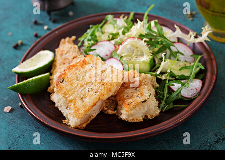 Poêlée de filet de poisson blanc et le concombre et salade de radis Banque D'Images