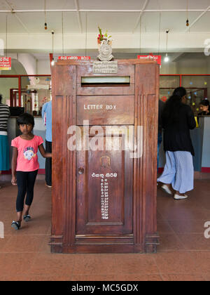 Vue verticale de clients à l'intérieur de l'ancien bureau de poste colonial à Nuwara Eliya, Sri Lanka. Banque D'Images