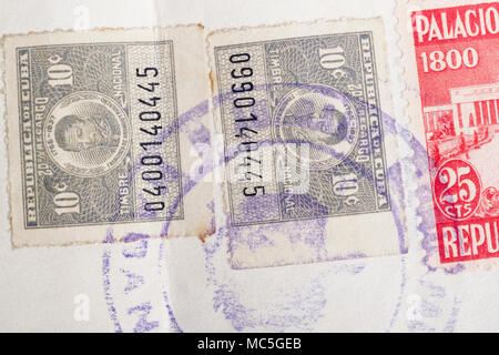 Meubles anciens timbres cubains avec marques postales. Historique Vintage la philatélie. Postal. Hobby Banque D'Images