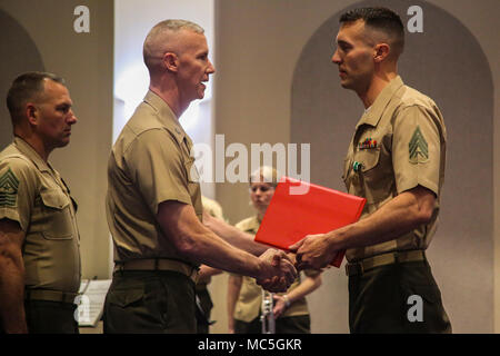 Le Colonel Tyler J. Zagurski, centre, commandant de Marine Barracks, Washington D.C., prix d'une marine Médaille de Sgt. Kenneth Newton, le 37e Color sergent de la Marine Corps, au cours de la couleur Le sergent de l'allégement du Corps des Marines et de nomination cérémonie à la caserne Marine Washington D.C., 6 avril 2018. Newton, un Colorado Springs, Colorado, natif servi auparavant comme un mitrailleur d'infanterie du 1er Bataillon, 4e Régiment de Marines et revient à l'une fois qu'il quitte les forces d'exploitation la caserne.(photo Marine Corps officiel par le Cpl. Damon Mclean/libérés) Banque D'Images