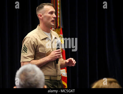 Le sergent Kenneth Newton, le 37e Color sergent de la Marine Corps, parle aux invités pendant la couleur Le sergent de l'allégement du Corps des Marines et de nomination cérémonie à la caserne Marine Washington D.C., 6 avril 2018. Newton, un Colorado Springs, Colorado a servi comme indigènes le sergent du Corps des Marines et a été chargé de mener l'enseigne nationale à des cérémonies dans toute la région et partout au Canada. Il a dirigé la couleur officielle au peloton de la garde et MBW a été responsable de la formation et de la préparation de l'avenir de la Marine service dans les forces d'exploitation. (Ma Banque D'Images