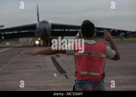 Navigant de première classe Khalil Sadier, 20e Unité de maintenance des avions de la Force expéditionnaire du sous-chef d'équipe dédié maréchaux , un B-52H Stratofortress à son emplacement de stationnement désignées à la Royal Air Force (RAAF) Base Darwin, Australie, le 3 avril 2018. Deux B-52H des équipages et du personnel de soutien de Andersen Air Force Base, Guam, appuyé le système amélioré de la coopération (AEC) exercices avec le personnel de l'armée australienne et de la RAAF. Cce permet à l'armée des Nations Unies de continuer à développer les capacités de la force aérienne résistantes sur le plan opérationnel dans la région du Pacifique par le biais d'une collaboration bilatérale et l'exerci Banque D'Images