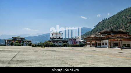 Paro, Bhoutan - le 9 avril 2016 : Le seul aéroport international du Bhoutan est l'aéroport de Paro qui considéré comme l'un des aéroports les plus difficiles au monde. - Banque D'Images